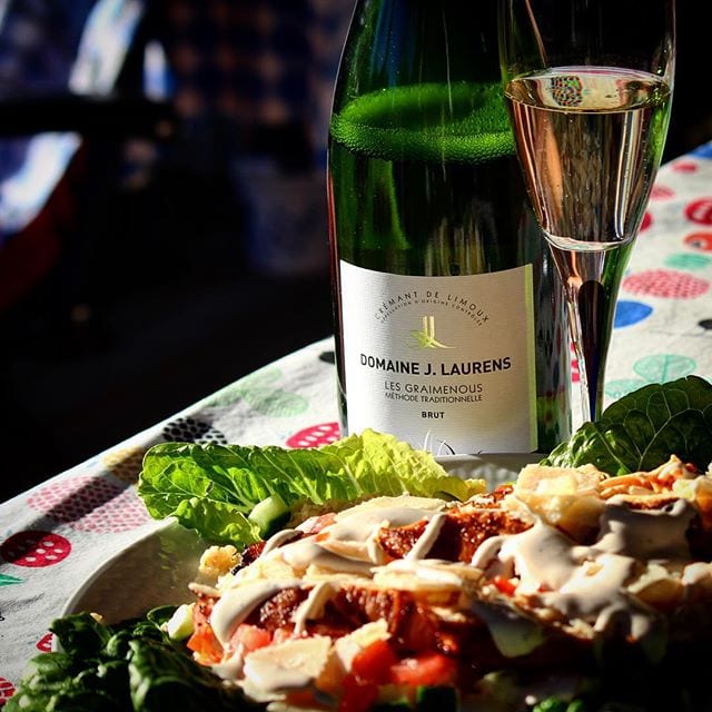 Domaine J. Laurens (nr 77386; 129kr) är relativt anonym vid 4 grader, men låter man temperaturen stiga smyger en mycket välsmakande skapelse fram ur det fördolda. Doften är lätt med friska citrustoner, men smaken är, tvärt emot, mycket komplex och erbjuder aromer som citrus, krusbär, äpple, ljust bröd samt en trevlig mineralton. Det finns även en lätt restsötma som blir tydligare med högre temperatur. Detta är även ett utmärkt mousserande vin till anrättningar med lättare smak. Sammanfattningsvis är detta ett bra balanserat vin och betyget blir 8,0. Ha en finfin och ️ söndag! @winespotting.se