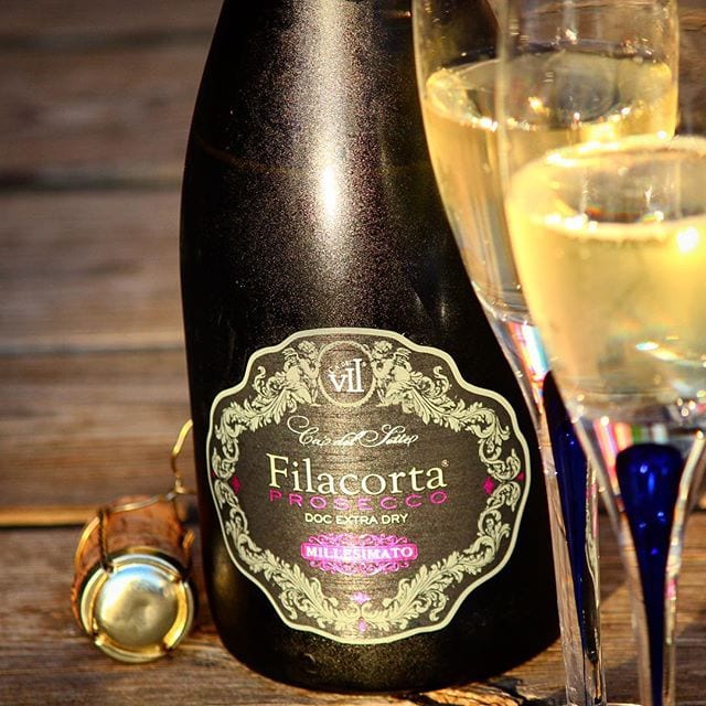 Vilken fantastisk kväll! Blå himmel, sol på nedgång och lite gott prosecco upphällt. Ikväll njuts Filacorta Prosecco Extra Dry (nr 77796; 149kr). Doften är lätt med tropiskt inslag. Det är nästan så man känner aromer från Söderhavet. Smaken är halvtorr och frisk med inslag av melon, citrus, brioche och äpple. Det är lätt att göra misstaget att tro att Prosecco 'Extra Dry' är samma sak som 'Extra Brut', men det är faktiskt tvärt om! Extra Dry har 12-17g/l socker medan Extra Brut har 0-6 g/l. Betyget då, det blir 7,5 - ett bra köp helt enkelt! Ha en finfin torsdagskväll, i morgon är det äntligen FREDAG!!! @gbgvinhus