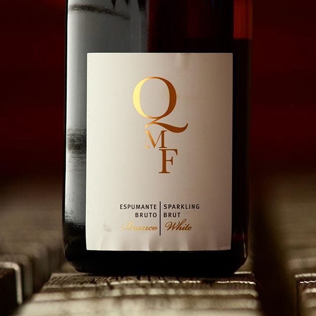 Den första augusti dök QMF Bruto Branco (nr 76237; 110kr) upp i Systembolagets beställningssortiment. Då Systembolaget endast levererar sex olika mousserande vin (Espumante) från Portugal kände vi oss manade att utforska dem ytterligare! Trevligt att solen skiner även denna eftermiddag - vi gillar sol då det går hand i hand med bubbel!