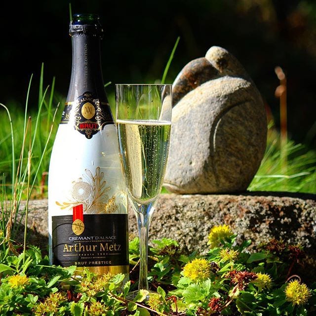 Arthur Metz Crémant d'Alsace Brut Prestige (nr 77330; 119kr) smakar absolut ingenting vid 5 grader! Nada, nothing, zilch, zero, MEN låter man temperaturen öka till 8 grader börjar den öppna sig. Doften är härligt frisk och full med citrus till den grad att det nästan är tropiskt. Smaken är torr och krispig med en trevlig nyans av gröna äpplen, kex, persika och en svag nyans av vanilj. Detta är en utmärkt crémant att njuta en solig dag och betyget pendlar mellan 7,5 och 8. Dock får det bli 7,5 då de helst vill att man skall uppleva den vid 5-7 grader (vilket jag absolut inte håller med om).