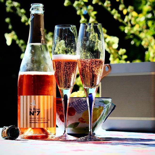 Lite rosébubbel en söndag är aldrig fel! Idag njuter vi, som sagt, Domaine J. Laurens 'La Rose No7' (nr 77524; 129kr). En trevlig rosé med härlig doft av smultron, jordgubbe och körsbär. Smaken är fruktig och frisk med inslag av röda vinbär, smultron, hallon, lätt jästsmak samt mineral. En mycket fin mousse och bubblor som aldrig tycks ta slut ? Detta är ett perfekt vin till mat då det inte upplevs särskilt sött. Betyget blir en stark 8:a! Fler som njutit lite bubbel ikväll? @winespotting.se