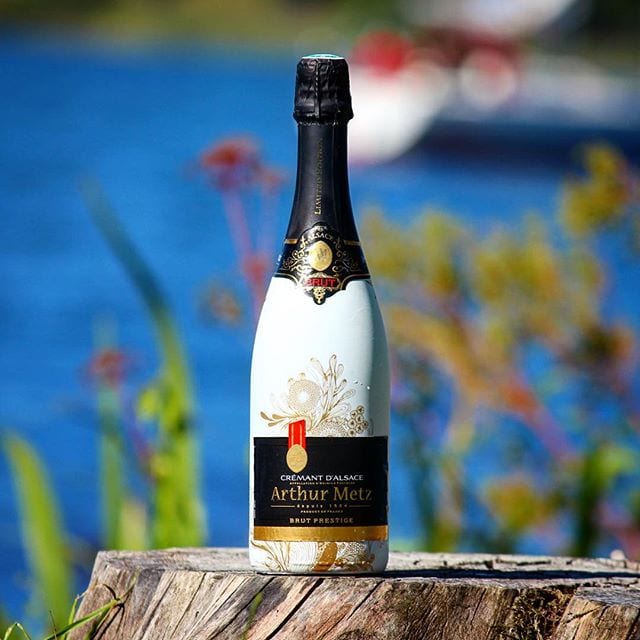En onsdagscrémant är ju aldrig fel, eller hur? I afton provas en skapelse från Alsace - Arthur Metz Brut Prestige (nr 77330; 119kr). Enligt etiketten njuts den bäst vid 5-7 grader...hmm...jag är skeptisk till den låga temperaturen, men kastar mig huvudstupa in i uppgiften!
