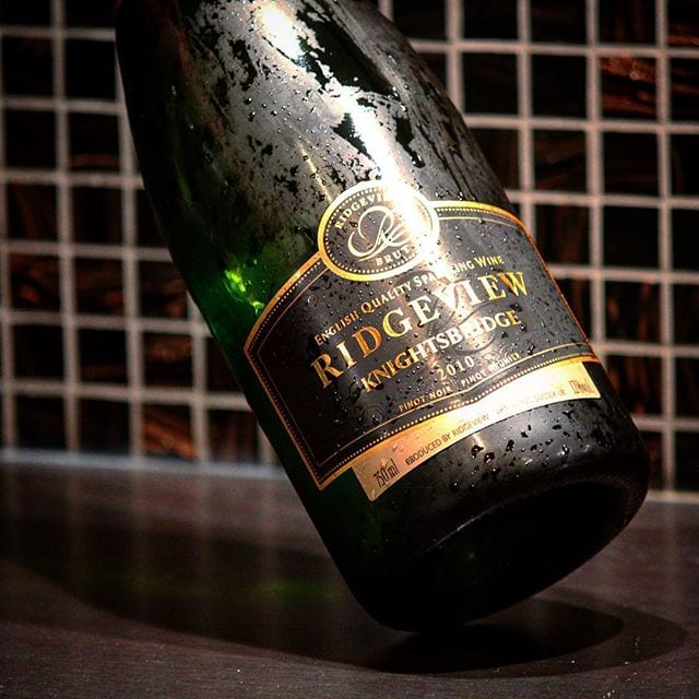 Ridgeview Knightsbridge 2010 (nr 77345; 421kr) är en Blanc de Noirs av Pinot Noir och Pinot Meunier som lagrats 18 månader. Färgen är djupt gyllengul och bubblorna är ihållande. Doften känns ung, mycket mineralrik med inslag av röda bär, bröd och citrus. Smaken är torr och fruktig med tydlig syra och mineralkaraktär som klingar ut i en lång och tydlig eftersmak. Aromer av röda bär, kryddor och rostat bröd känns igen. Jag gillar det här vinet, men som @red_scream påpekade kan den inte mäta sig med en champagne i samma prisklass. Dock har Ridgeview bara gjort vin sedan 1996 så de kommer mycket troligt att bli en stor spelare i framtiden. Betyget blir ändå en 8. @triplusvin