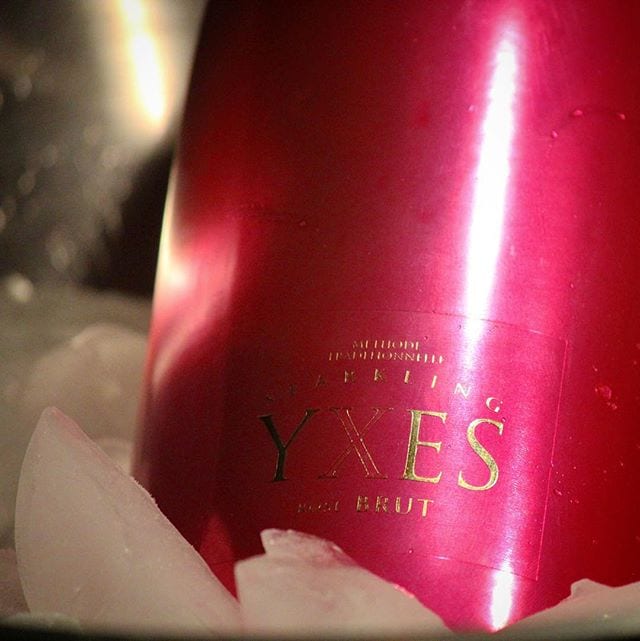 Yxes Sparkling Rosé (nr 77076; 159kr) är en djupröd Portugisisk kreation baserad på lika delar Castelão och Touriga Nacional-druvor. Frisk och fruktig med doft och smak av hallon, smultron, körsbär och röda vinbär. Gillar man bärigt rosébubbel skall man definitivt prova detta. Vårt betyg blir 7.