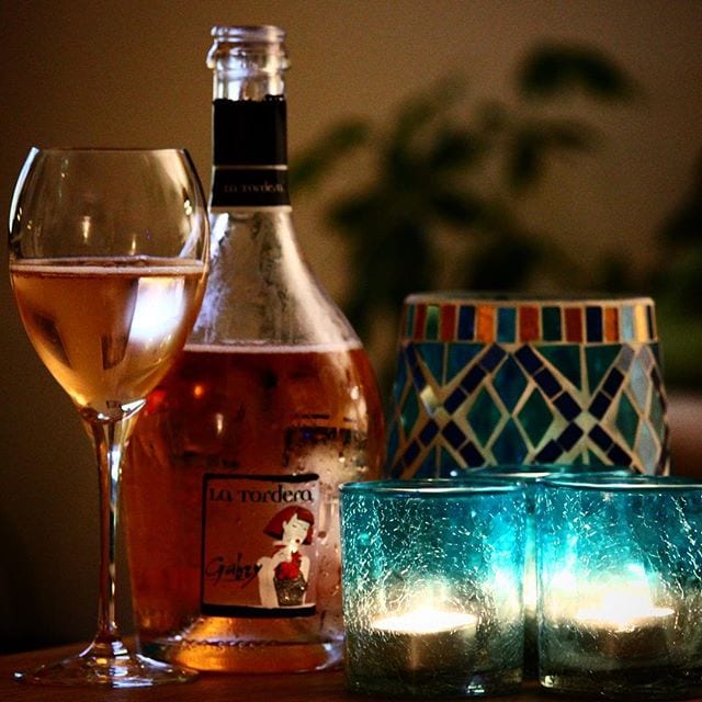 Hur många flaskor har glitter på etiketten??? Denna har det iallafall! La Tordera Gabry (nr 77187; 147kr) är en halvtorr rosé spumante gjord på 70% Merlot och 30% Incrocio Manzoni 13.0.25. Färgen är ljusorange och den har en tydligt fruktig doft av röda bär. Smaken är även den fruktig med nyanser av röda vinbär, hallon, plommon och en svag ton av nässlor. Rent spontant passar denna rosé bättre till efterrätt än till mat. Betyget blir 7.