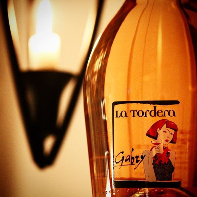 Denna kväll var glasen tomma, men i morgon skall detta Italienska rosébubbel, med både intressant flaskform och kitschig etikett, provas!