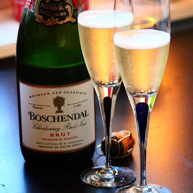 Boschendal Brut Chardonnay Pinot Noir (nr 7889; 99kr) är en trevligt ljusgul skapelse. Doften är fin, lätt brödig, fylld med citrus och en uns jäst. Vi fann även en intressant doft som påminde om getost  Smaken är torr med inslag av ljust bröd, äpple, citrus och nougat. En väldigt prisvärd 'Cap Classique' och betyget blir 8. @spendrupsbryggeri