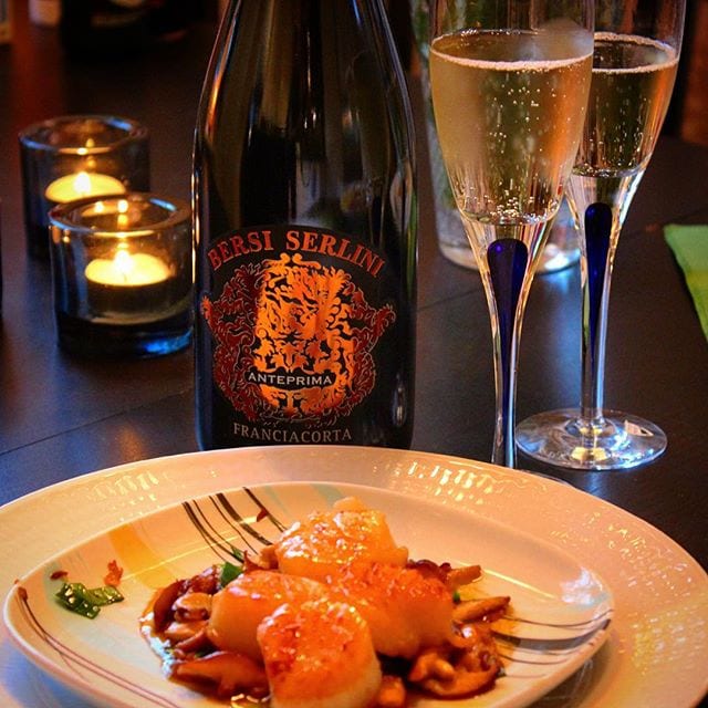 Kvällen fortsätter med ett glas Bersi Serlini (nr 77163; 216kr) som njuts till pilgrimsmusslor på en bädd av shiitakesvamp. Denna franciacorta har en frisk arom fylld med mineral och äpple. Smaken är lätt syrlig med härliga äppeltoner och citrus som stannar kvar länge i munnen. Mycket mumsigt! Betyget blir 8.
