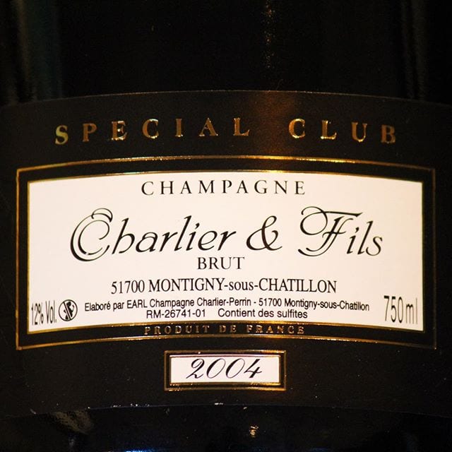 I början av juni lanserades Charlier & Fils Special Club 2004 (nr 91148; 396kr), men den sålde snabbt slut. Turligt nog dök den upp på ett 40-tal Systembolag igår i mycket begränsad upplaga. Tyngden ligger på chardonnay (80%) med lika delar (10%) av Pinot Noir & Meunier. Hela nio år har den legat på jästfällningen och utvecklat en härlig smak av röda äpplen, rostat bröd, gula plommon och apelsin. Har man inte provat den innan så bör man försöka få tag i ett exemplar. @champagnehuset