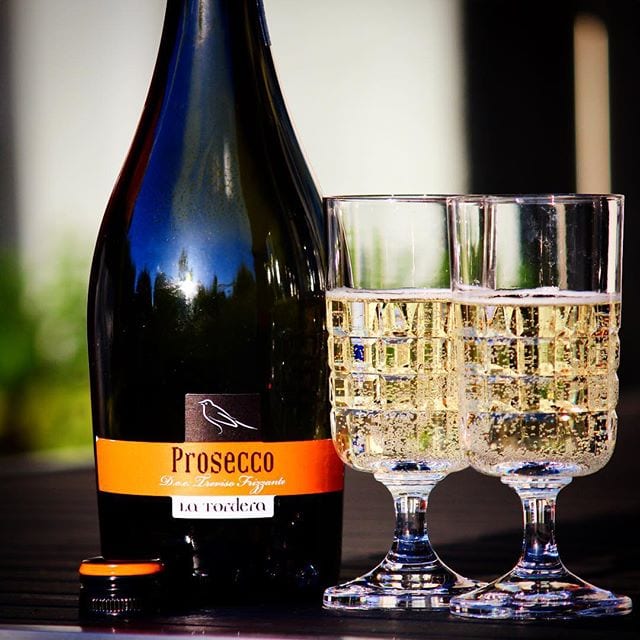 Prosecco är ju trevligt, eller hur? Vi erkänner, det har provats alldeles för få Prosecco här, men det skall vi råda bot på idag! La Tordera Prosecco (nr 77145; 111kr)  är en DOC-klassad, 100% Glera-innehållande skapelse från Treviso. Den har, olikt många andra mousserande viner, en skruvkork vilket är mycket praktiskt och fungerar finfint. Doften är fruktig med härliga äppel- och pärontoner. Smaken är balanserad med nyanser av äpple, citrus, mandel, persika, mandarin och en nyans av mineral. Ett trevligt vin som får betyget 8/10. Ha en bra kväll!