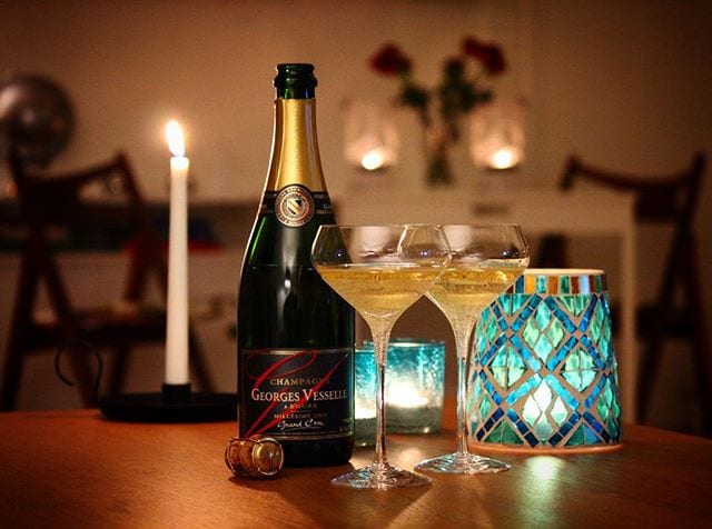 Vilken underbart höstig dag det varit idag. Hoppas ni unnar er något gott bubbel ikväll. Georges Vesselle Brut Zéro Millésimé 2005 (invinitum.com; 376 kr) förgyller min lördagsafton med sin härliga arom och smak av äpple, tropiska frukter, ljust bröd, russin, honung och nougat. Detta är en ekologisk champagne från Grand Cru-odlingar (den absolut högsta kvalitetsnivån). Finfina bubblor och lång eftersmak som smakar underbart i mina nya champagneglas (Divine, Orrefors). Betyget blir 8,5/10 - mycket prisvärd! Ha en underbar kväll ️ @invinitum @orrefors