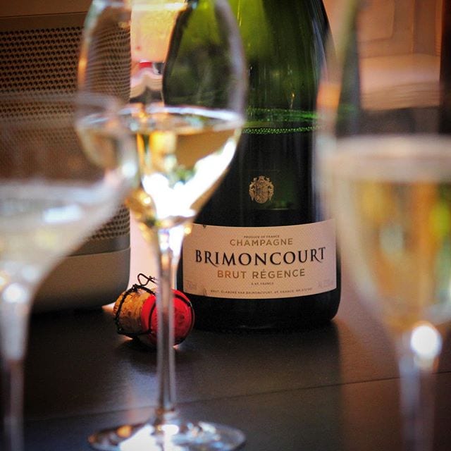 Onsdagschampagnen blir Brimoncourt Brut Régance (nr 77914; 375 kr). En frisk och fräsch doft möter näsan då korken lämnat flaskhalsen. Smaken är torr med en fruktig avslutning. Inslag av citrus, äpple, akacia och nyanser av tropiska frukter. Mycket god champagne trots att huset etablerades så sent som 2009. Betyget blir en stark 8! Någon som provat detta champagnehus?