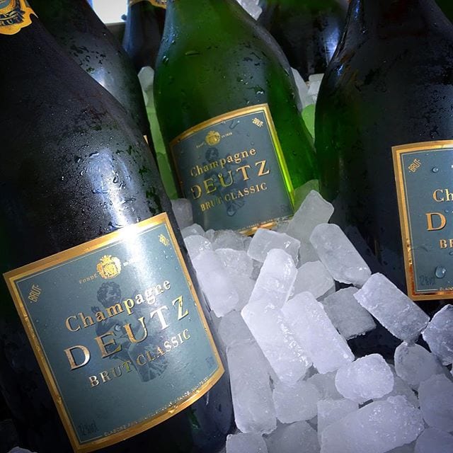 Tips nummer 1 för fredagen är Deutz Brut Classic (nr 7487; 385kr). Bestående av 1/3 av vardera Pinot Noir, Pinot Meunier och Chardonnay bjuder den på en stor doft av vinteräpplen, nougat och mineral. Smaken är elegant, balanserad och härlig med fina toner av citrus, aprikos och äpple. Den är enkel att få tag på och har man inte provat den bör man. Ha en finfin kväll!