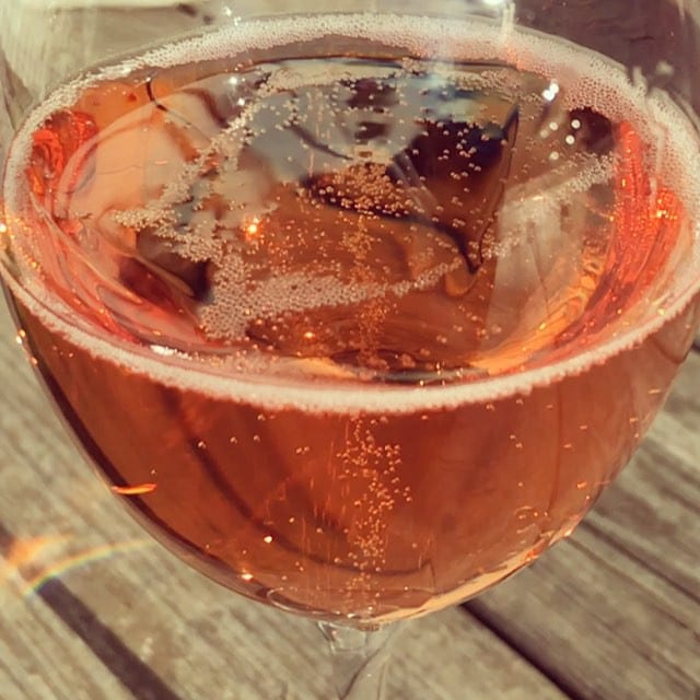 Dagen till ära unnar jag mig ett glas Lanson Rosé Label (nr 7495; 399 kr) i solen. En pigg rackare med bärig arom (smakar främst smultron och jordgubbar) som väcker minnen från sommarens ljumna grillkvällar till liv. På fredagar i allmänhet och denna dag i synnerhet får man definitivt njuta lite bubbel