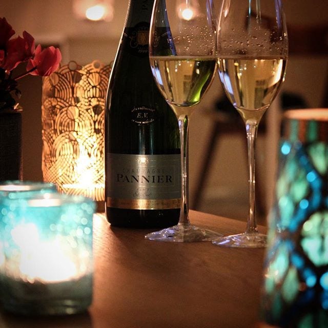 Njuts det något gott bubbel ikväll? Hos oss är det Pannier Extra Brut (nr 2272; 199 kr) som dansar i munnen. Den togs in i Systembolagets fasta sortiment i början av september och har redan upptäckts av många. Trots att det är en 'Extra Brut' med endast 4g/L socker är den mer fruktig och frisk än 'extra torr'. Smaken har trevliga inslag av gröna äpplen, bröd och citrus. Den har även en honungston som ger en lätt känsla av sötma i eftersmaken. Betyget blir 8/10.