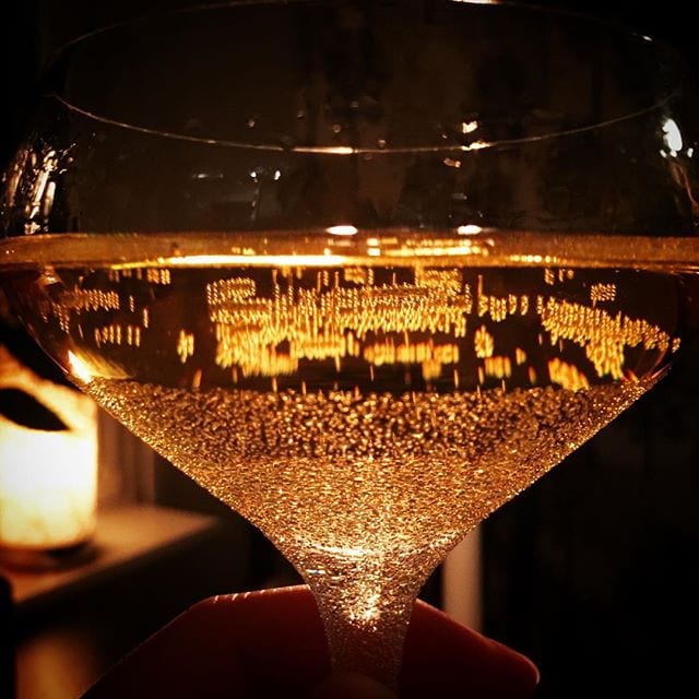 Är jag ensam med ett glas bubbel ikväll eller finns det fler som njuter denna fermenterade samt trycksatta skapelse?