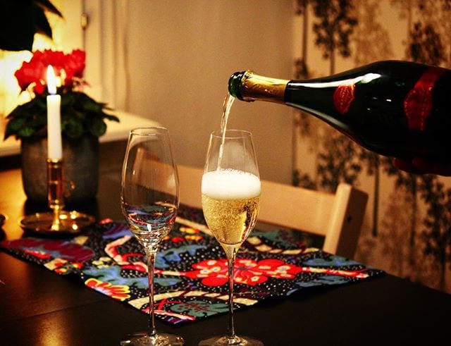 Söndagen avslutas givetvis med lite bubbel. Ikväll är det Blondel Cuvée Prestige Brut (nr 72774; 399 kr) som njuts. Den blev korad som novembers bästa mousserande av Munskänkarna i Lund och av oss får den betyget 8,5. Det är en fin gyllene skapelse med pigga bubblor. Doften är lätt med inslag av citrus, äpple, och charkuterier. Smaken uppvisar en frisk, men balanserad syra och aromer som citrus, pomerans, mandel och grönt äpple smeker gommen. 50% chardonnay och 50% pinot noir samt lagrad minst 5 år på jästfällningen. Riktigt trevlig ? Hoppas ni alla får en underbar start på veckan! @champagnebubbel @orrefors