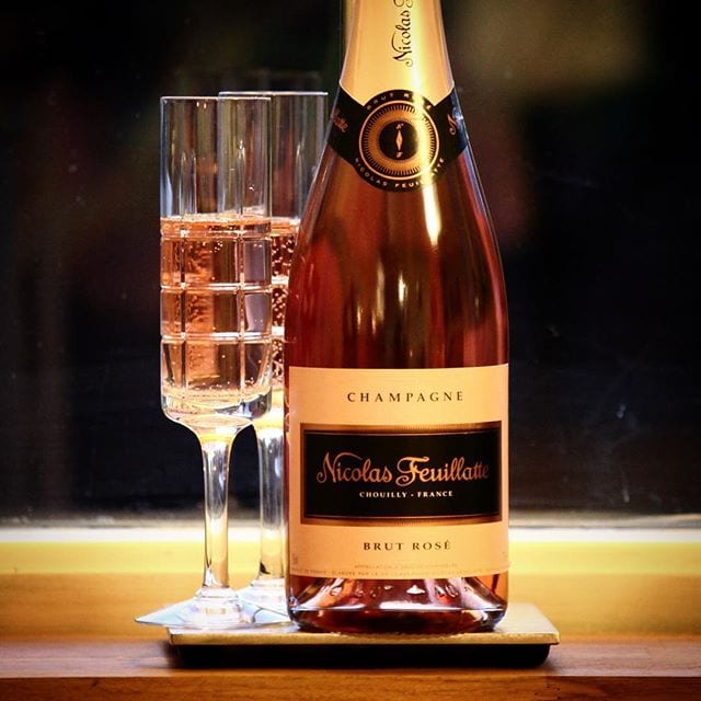 Är smaker som smultron, hallon och körsbär något som uppskattas är detta ett mousserande vin för dig! Nicolas Feuillatte [nickålá föjjátt] Rosé Brut (nr 88944; 371 kr) är en fruktig och bärig kreation med tydliga inslag av röda bär. Man får en känsla av sommar nu när höstrusket är här för att stanna. Betyget blir 8. @enjoywine @orrefors