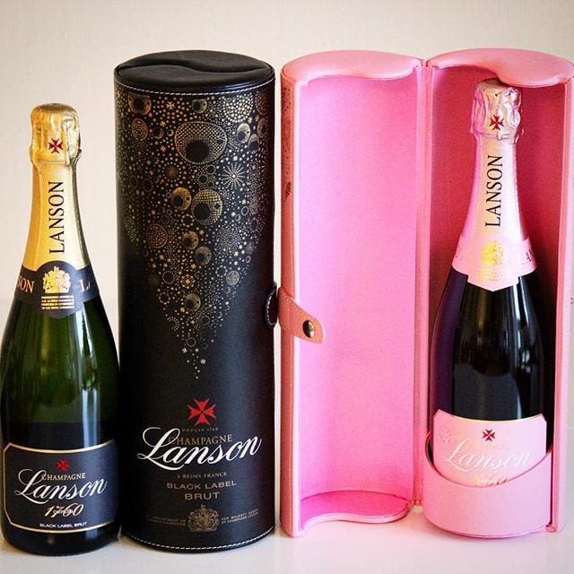 Lagom till säsongens högtider lanserar champagnehuset Lanson en exklusiv presentutgåva i begränsad upplaga. Denna portörliknande skapelse är gjord i läder samt prydd med "juliga" gulddetaljer. Varför inte påminna någon om hur underbar du är och att du förtjänar lite bubbel ?