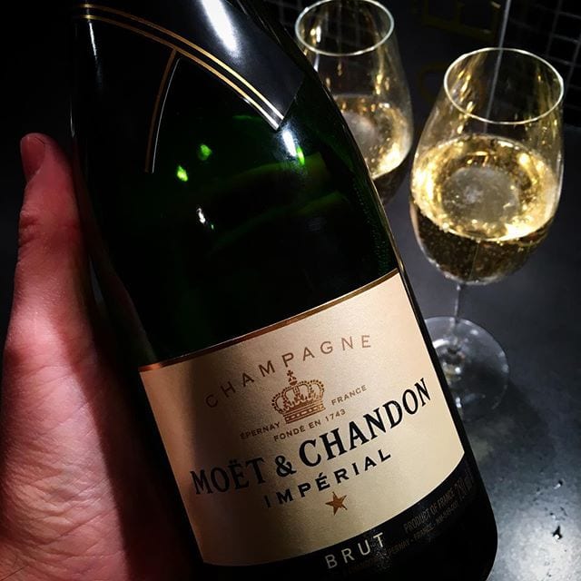 Ett glas Moët en fredagskväll är väl aldrig fel? Som min mor brukar säga - 'Gör det rätt, ta Moët' ️ Trevlig kväll!