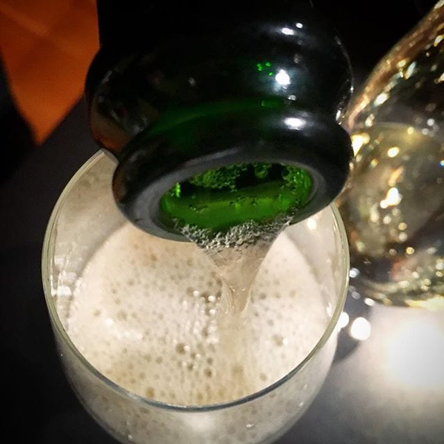 Vad njuter du denna lördagsafton? För mig blev det Pol Roger Brut Vintage 2004 (nr 7536; 515 kr). Torr, komplex och trevliga smaker av gula äpplen, rostat bröd, nougat och citrus. Friskt och fräscht! Hoppas ni har en förträfflig kväll ️ @wardwines
