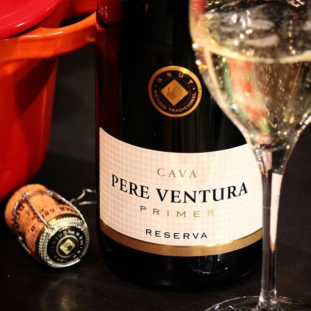 Under harlequinfoliet finner man Pere Ventura Brut Reserva (nr 77361; 109 kr). Frisk och fruktig cava (från Spanien) bestående av de tre klassiska druvorna Xarel-lo, Macabeo samt Parellada. Den har fin ljusgul färg och bra bubblor som vrider sig piggt i mina Helicium-glas. Doften är diskret med toner av citrus. Smaken har inslag av lime, grapefrukt, mineral och kex med vissa mindre toner av gröna äpplen. Den har medelhög syra som tillsammans med dosagen (12 g/L) ger en trevligt sötsur upplevelse. Betyget blir 7,5. @breweryinternational @smaksinnet.se