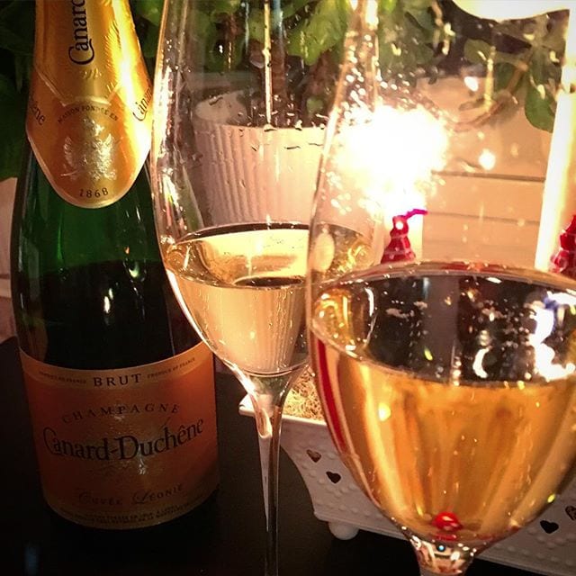 Det är rätt trivsamt att öppna en flaska champagne på en onsdag. Ikväll njuts Canard Duchêne Cuvée Léonie Brut (nr 77628; 319 kr). Vinhuset grundades 1868 och idag har man över 150 ha odlingsmark. Just denna butelj är en hyllning till grundaren och tillåts ligga på jästfällningen under 36 månader vilket ger ett komplext vin med en trevlig mognadston. Doften är fruktigt diskret med toner av moget äpple och citrusfrukter. Smaken är komplex och mycket trivsam. Aromer som äpplen, apelsin, citron, mandel, ljust bröd och tropiska frukter återfinns. Det känns som om man får mycket bubbel för pengarna och betyget blir 8,5! @wicked_wine