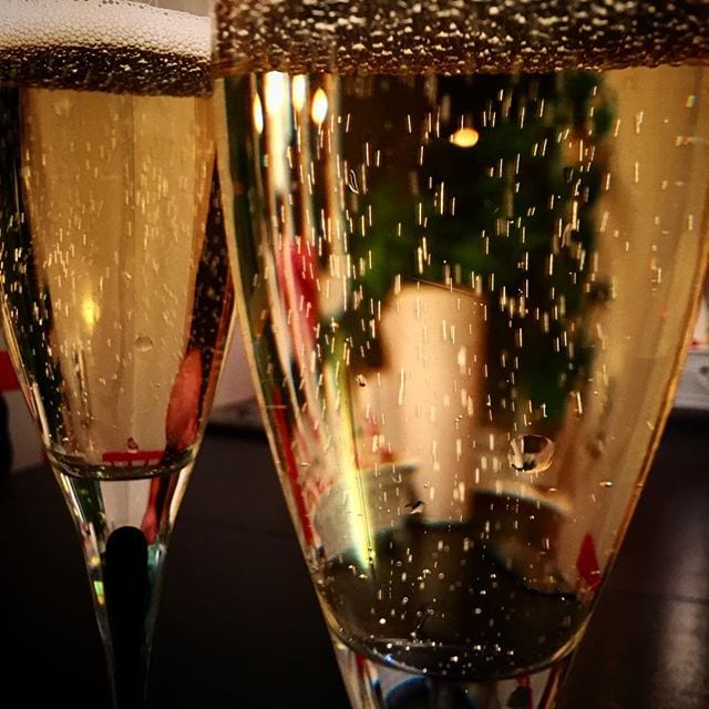 Fler än vi som har bubbel på kvällens schema? Själv sippar vi på ett glas Bollinger Special Cuvée Brut medan BBQ-glaserade revbensspjäll långsamt grillas. Ha en fantastisk lördag!! ?