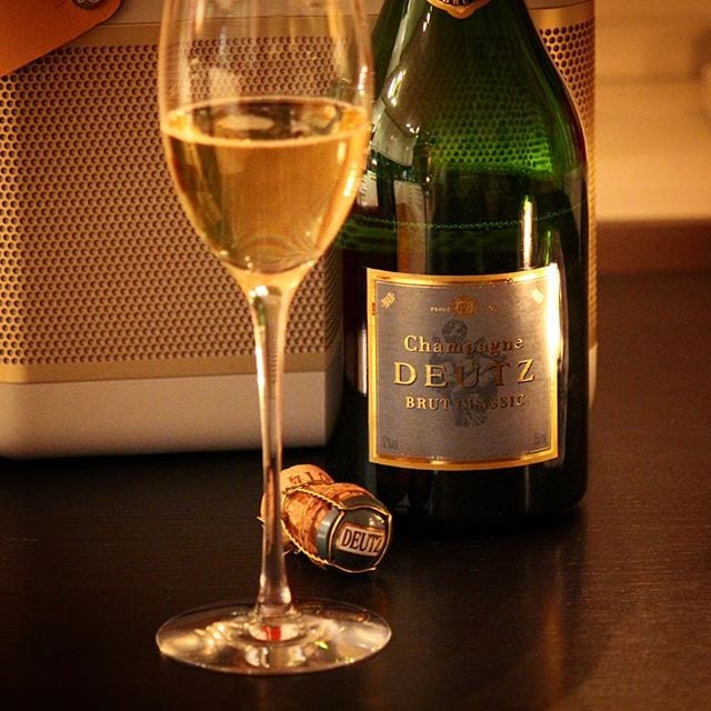 Det är ju ändå lördag och då får man unna sig ytterligare en flaska bubbel ? Butelj nummer två är Deutz Brut Classic (nr 7487; 385 kr) som består av lika delar pinot noir, meunier samt chardonnay. Den har en relativt hög syra, men som balanseras väl till den härliga smaken av vinteräpplen. Man hittar även lite tropiska nyanser av ananas och citron samt även nougat och rostat bröd. Detta är en riktigt bra champagne som alltid får mig på gott humör! Betyget blir 8! En nyårsaspirant måntro... @swedishbrandwines @orrefors @bangolufsen