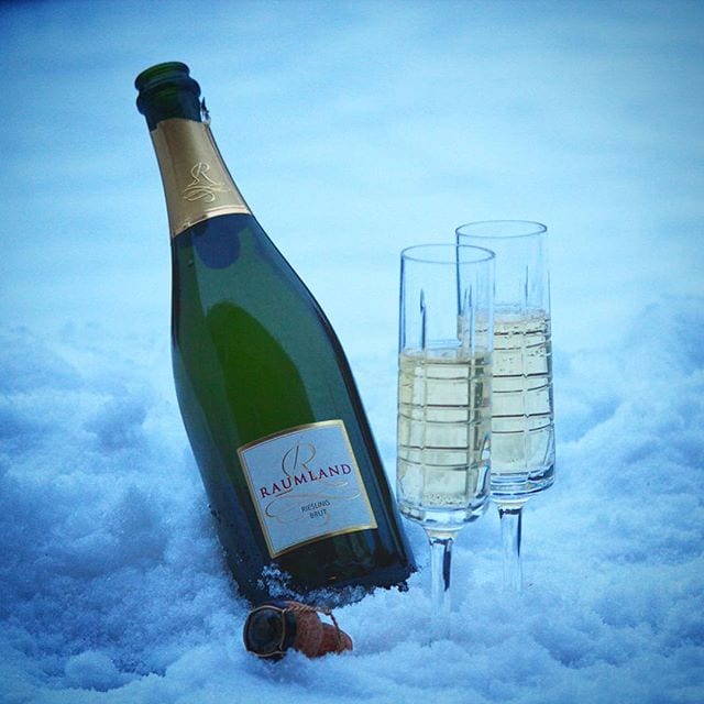 Något bubbel som njuts denna afton? Ikväll njuter vi snökyld Sekt, alltså mousserande vin från Tyskland eller Österrike. Raumland Riesling Brut (nr 77161; 197 kr) är en av de få Sekt som återfinns i beställningssortimentet. Den tillåts ligga runt 4 år på jästen och består endast av rieslingdruvan. Aromen är relativt komplex och utvecklad med trevliga toner av gula äpplen, päron, melon, citron, lime och persika. Påminner en del om krispiga Chablis-viner eller en BdB champagne. Betyget blir 8 (mycket bra).  @orrefors