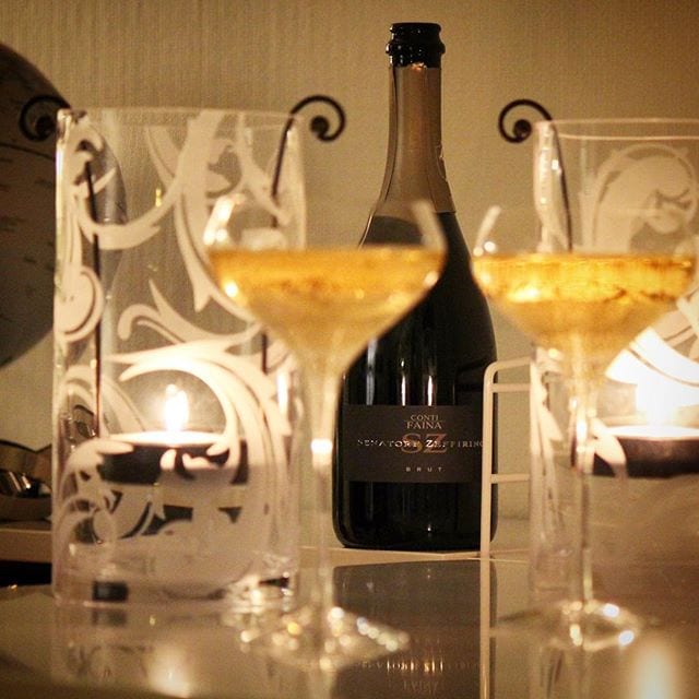 Denna afton provas en, nyligen lanserad, spumante från mellersta Italien, nämligen Umbrien. Senatore Zeffirino (nr 77780; 129 kr) är baserad på en blandning av pinot noir och chardonnay. Doften är mycket diskret och anspelar främst på citrusfrukter. Smaken är även den lätt och det finns en trevlig friskhet. Toner av äppelkärnor, mogna äpplen och citronskal återfinns. Det känns som om detta mousserande vin främst är tänkt att drickas under ljumna sommarkvällar. Betyget blir 6,5 (bra). @orrefors