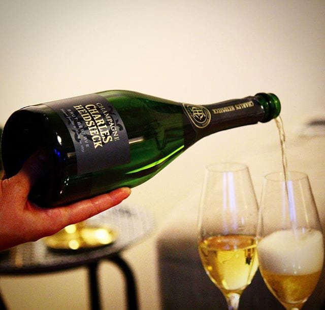 @livetsgoda_magazine gav Charles Heidsieck Brut Réserve (nr 77522; 459 kr) en silvermedalj i sin stora 'non-vintage'-provning 2013 där Krug Grande Cuvée (nr 7494; 1499 kr) tog hem guldmedaljen så förväntningen är hög. Som bilden visar är det en klargul färg med en intensiv klarvit mousse. Doften är tydligt brödig med lätta kryddigt rökiga och rostade toner blandat med en viss sötma. Aromen är komplex samt utvecklad och smakar mogna gula äpplen, gula plommon, grapefrukt, örter, nougat och mineral. Syran är relativt hög, men balanserad. Det är även trevligt att de sätter ut degorgeringsinformationen på baksidan, vilket underlättar om man vill låta den ligga ostört några år. Vid en blidprovning hade mitt svar varit att detta är en 'årgångschampagne' då smaken och doften är så uttrycksfull och komplex - även om så inte är fallet. Betyget blir 8,5 (mycket bra)! @orrefors @provinumvinhandel @charlesheidsieckchampagne