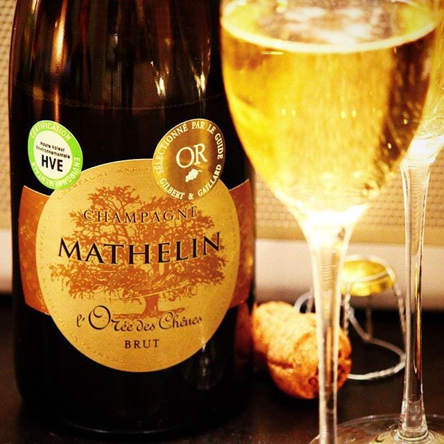 Äntligen - champagnetorsdag!! Sitter jag alena denna afton eller har fler låtit korken flyga? Hos oss har Mathelin l'Orée des Chênes Brut (nr 77607; 369 kr) hällts upp i glaset varpå en frisk och fruktig arom av gula äpplen, plommon och mandarin spridit sig i rummet. Smaken är torr, fruktig och frisk med inslag av gula äpplen, lime, kex, grapefrukt samt en viss lagringston. Ytterligare är det en liten bakomliggande beska jag inte riktigt kan placera - eller bestämma mig om den förhöjer eller ej. Champagnehuset Mathelin ligger i Cerseuil, endast några kilometer från "Champagnes huvudstad" Épernay. Betyget för denna skapelse blir 7 (bra)! @orrefors @bangolufsen