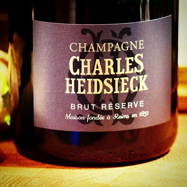 I över ett decennium har champagne från Henriot serverats i SAS business class, men i år efterträds den av Charles Heidsieck Brut Réserve (nr 77522; 459 kr). Just denna cuvéen består till 40% vardera av pinot noir och chardonnay tillsammans med 20% pinot meunier. Upp till 40% är reservvin från tidigare årgångar (med en genomsnittsålder på 10 år) vilket blandats med 60% från 2008. Procent hit och procent dit, nu blir det till att låta korken flyga och se om detta var ett smart drag av SAS. Återkommer under aftonen - skål! @flysas @provinumvinhandel @charlesheidsieckchampagne