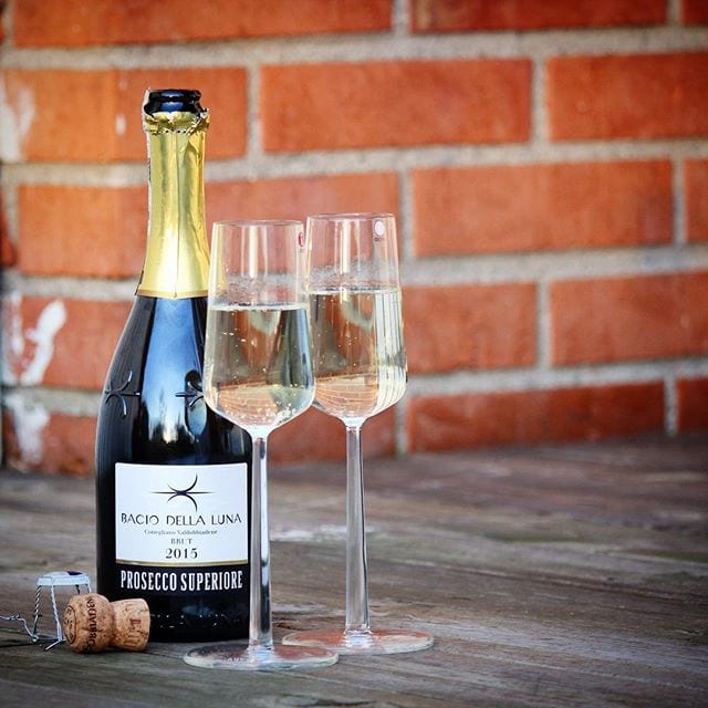 Vilken härligt ljuvlig dag - så härlig att beslut togs att njuta ett glas prosecco utomhus! Valet föll på Bacio della Luna 2015 (nr 2332; 109 kr), en svagt ljusgul skapelse från Treviso, Italien. Trots det lite bleka utseendet har den en kraftfullt fruktig doft av päron, citronskal och örter. Smaken är även den rätt fruktig och följer doften vad gäller de primära tonerna, men det finns även underliggande toner av apelsin, grapefrukt, persika och mineral. Rätt trivsam att njuta med solens värmande sken i ansiktet! Betyget blir 7,5 (bra)! Vad skulle du ge denna skapelse för betyg? @iittala