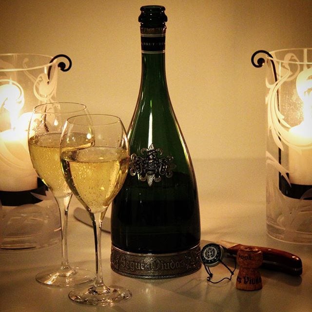 Trots att buteljen liknar något man hittar bland kristallkulor och drakdräparsvärd i "välsorterade" butiker i Gamla stan så är Segura Viudas Reserva Heredad Brut (nr 81287; 229 kr) en skapelse där skenet verkligen bedrar. 2013 utseddes den till 'Bästa Cava' i International Wine and Spirit Competition och är idag husets prestige-bubbel. Frisk och underbart fruktig doft av rostat ljust bröd, apelsin och mineral. Smaken är torr och fräsch med härliga inslag av tropiska frukter, nötter, örter, ananas och mogen grapefrukt. Denna "riddarcava" imponerar på oss och betyget blir 8,5 (mycket bra)! Skål på er! @enjoywine @smaksinnet.se @hseguraviudas