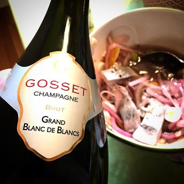 Hoppas ni haft en skön påskhelg. Druckit något gott bubbel? Idag är den inofficiella "restmatens" dag och detta firar vi med att kombinera den hemmagjorda sillen med Gosset Grand Blanc de Blancs Brut (nr 77477; 549 kr). Det är en härligt ljusgul champagne med små pigga bubblor. Skapelsen är väl balanserad med ett friskt citrusinslag och toner av rostat bröd. Aromen är komplex och nyanser av nektarin, aprikos, persika och honung dyker upp i omgångar. Att det är klarblå himmel och man kan sitta utomhus ökar bara dagens njutning. Vi gillar denna BdB så betyget blir 8,5 (mycket bra)! @champagne_gosset @espumante_ab