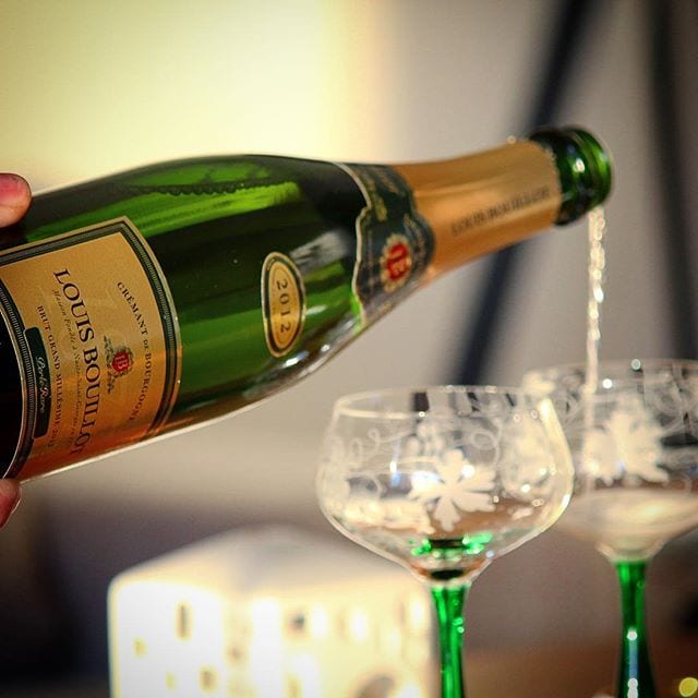 Louis Bouillots flertalet årgångslösa Crémant de Bourgogne har funnits på Systembolaget i många år. Skapelsen Millésimé Brut ”Perle Rare” (nr: 77865; 149 kr) görs endast vid sällsynt bra årgångar och lagras 24 månader på jästfällning jämfört med den klassiska storsäljaren, Brut ”Perle de Vigne” (nr 7688; 119 kr), som lagras 15 månader. I början av januari lanserades 2012-års skapelse som är en trevligt ljusgul kreation med en fruktig och frisk doft av päron, ljust bröd samt citrusfrukter. Smaken är torr, komplex och samtidigt mjukt återhållsam. Toner av päron, gula äpplen, mandariner, kex, och mineral återfinns. Utan att tveka är årgångscrémanten värd mellanskillnaden på 30 kr. Betyget blir 9 (exceptionellt)! @kostaboda