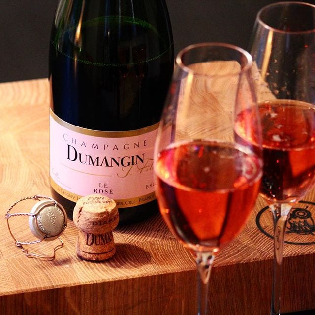 Hipp Hurra för Champagnetorsdá! Kvällens flyktiga bekantskap är Dumangin Le Rosé (nr 77344; 439 kr) - en djupröd kreation som doftar klassiskt av röda bär, jordgubbe och mandel. Smaken däremot går inte riktigt i samma spår utan drar mer åt grapefrukt och vinbär. Syran är hög och eftersmaken lång. Denna rosé passade inte vår smakpalett vilket var synd då champagnehuset i övrigt levererar bra skapelser. Betyget blir 6,5 (OK)! @premiertastese @orrefors @champagnegilles