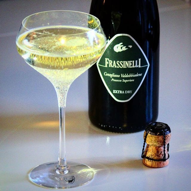 Frassinelli Conegliano Valdobbiadene Prosecco Superiore Extra Dry (nr 77244; 155 kr) har inte bara världens längsta namn utan är även en riktigt trevlig prosecco! Druvorna kommer från DOCG-odlingar (högsta kvalitetsnivån) och den är baserad till 100% på Glera. Det är en ljusgul skapelse med trevligt pigga bubblor. Doften är intensivt fruktig med toner av päron, gröna äpplen, melon och vingummi. Smaken är välbalanserad, halvtorr, päron, citrusskal och persika. Frisk och fräsch som kommer att funka utmärkt i solskenet när våren anländer. Betyget blir 7,5 (bra)! @orrefors @enricocaffe