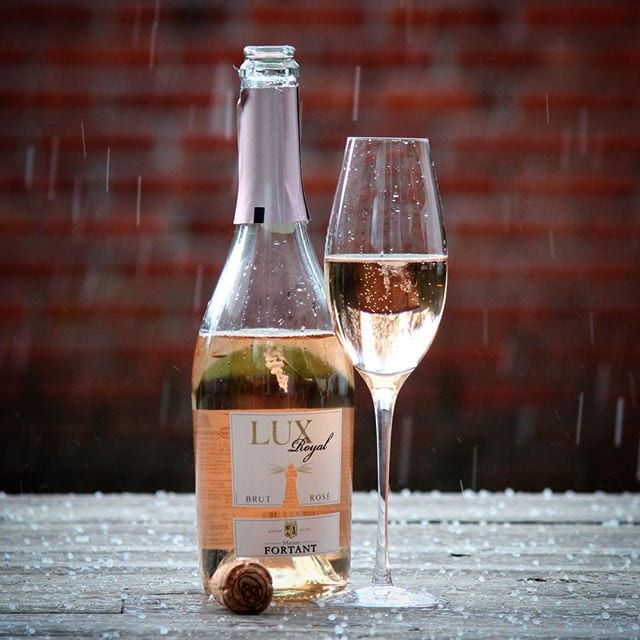 Förbereder mig för den Svenska sommaren...med LUX Royal Brut (nr 72065; 99 kr). Ett ungt, friskt och fräscht mousserande vin baserat till 100% på Grenach-druvan. Den är lätt orangerosa med fina pigga bubblor. Doften upplevs bärig men nyanser av smultron, persika, plockgodis och citrus. Smaken följer doften, men har även inslag av röda vinbär och blodgrapefrukt. Syran är låg och hela skapelsen upplevs balanserad. Betyget blir 7,5 (bra), men är väldigt nära 8 (mycket bra)!