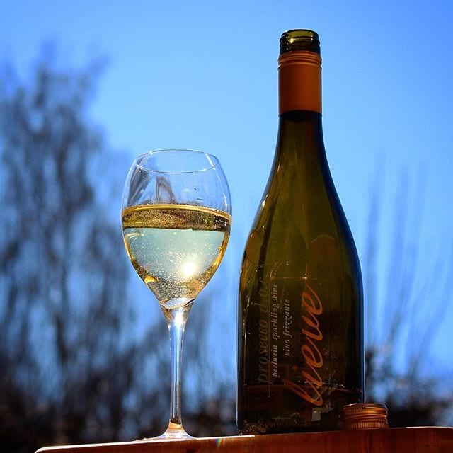 Det börjat bli populärt med skruvkork istället för mer traditionell "kork" kork - för enklare öppning samt möjlighet till förslutning. Lieve Prosecco (nr 70278; 89 kr) lanserades förra veckan och har just skruvkork. Doften är fruktig med inslag av gröna äpplen, vingummi och citrus. Smaken är relativt torr med en fruktig bas. Viss sötma återfinns, men aromen är främst päron, mandarin och vingummi. Den har även lite lägre alkoholinnehåll (10,5%) än de flesta bubbel. Läskande och trivsamt, men lite enkelt. Betyget blir 6,5 (OK)! @smaksinnet.se