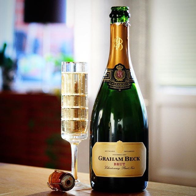 Graham Beck Wines grundades 1983 och druvorna växer på en kalkrik jordmån och endast musten från den första pressen används. Just Graham Beck Brut (nr 7639; 109 kr) har både en doft och smak som är frisk och fruktig med tydliga citrus och äppeltoner. Vidare finner man både ljust bröd, mineral och en lång eftersmak med hög syra. Väldigt gott och trevlig så betyget blir 8 (mycket bra)! Ha en finfin lillördag!
