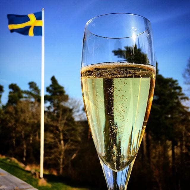 Vintern rasat ut bland våra fjällar, drivans blommor smälta ner och dö.
Himlen ler i vårens ljusa kvällar, solen kysser liv i skog och sjö.
Snart är sommarn här i purpurvågor, guldbelagda, azurskiftande. Ligga ängarne i dagens lågor, och i lunden dansa källorne. Musiken åsyftar upplevelsen av att njuta ett glas champagne (mer eller mindre).