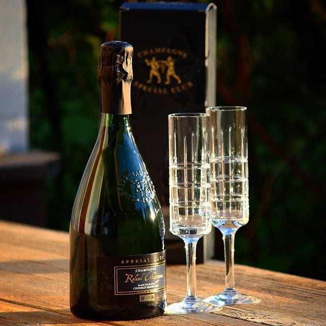 Årets första Special Club, Roland Champion (nr 97717; 429 kr) från 2010 har just anlänt till Systembolagets hyllor! Till er som inte vet är Special Club ett sätt att marknadsföra årgångschampagne av prestige-klass från odlare utan de resurser som de stora champagnehusen besitter. Det skall bli ett sant nöje att prova denna lite senare idag.