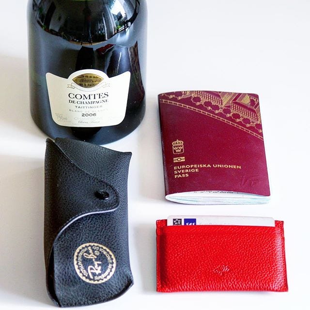 Då har man packat klart inför morgondagens resa till San Francisco - jag gillar att resa lätt. Givetvis får Taittinger Comtes de Champagne Brut BdB 2006 (nr 75978; 1350 kr) följa med, men det är lite trist att man måste svepa den innan säkerhetskontrollen. Tips på restauranger mottages tacksamt