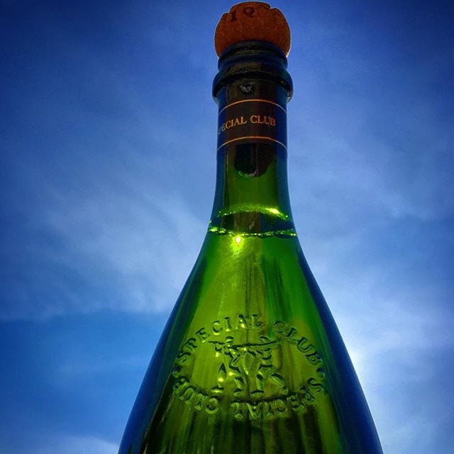 Vilken härlig fredag - årets andra Special Club har dykt upp på Systembolaget! Skapelsen jag talar om är Nominé-Renard Special Club 2010 (nr 97718; 429 kr) och den är baserad på 80% chardonnay samt 20% pinot noir! Medelåldern på vinstockarna är 40 år och druvorna kommer från byarna Villevenard, Etoges och Broyes.  Enligt importören, @champagnehuset, finns endast 1500 flaskor finns att tillgå så jag hoppas att jag lyckas få tag på ett exemplar idag! Ha en finfin fredag!