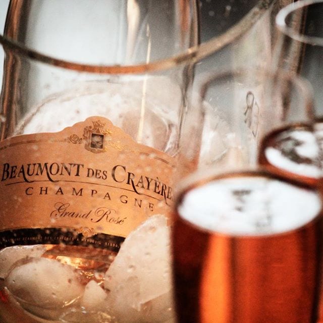 I början av femtiotalet beslutade en grupp vinodlare från Mardeuil nära Epernay att gemensamt arbeta för att skapa ett nytt champagnehus. Nu är de ett kooperativ bestående av 250 vinodlare som tillsammans förfogar över 86 hektar. De är även ett av få champagnehus som markerar alla sina viner med ”degorgeringsdatum” på baksidesetiketten. Denna onsdag provar vi Beaumont des Crayères Grand Rosé (nr 76764; 269 kr) - en ljusrosa skapelse med pigga bubblor. Doften är frisk med inslag av röda bär och hallon. Smaken är fruktig med toner av grapefrukt, smultron, röda vinbär och körsbär. Smaken är bra balanserad och den passar utmärkt till fiskrätter. Betyget blir 8 (mycket bra)!