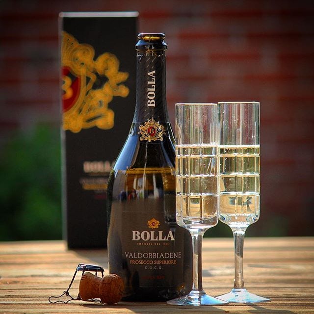 Får jag bjuda på lite Prosecco denna soliga måndag? Precis lanserade Bolla Valdobbiadene Prosecco Superiore Extra Dry (nr 77753; 149 kr) kommer i en stilfull presentkartong och själva skapelsen är halmgul med ihållande små bubblor. Det märks att man försökt modernisera proseccon då både doften och smaken inte direkt får en att tänka på päronsplit utan ett mer raffinerat mousserande vin. Både doften och smaken har inslag av en klassisk prosecco, men man låter inte päronsmaken ta överhand samt den är sammetslen utan att vara för fruktigt söt. Att den är baserad på Glera-druvor från Valdobbiadene som är DOCG-klassad (högsta kvalitetsnivån) märks. Betyget blir 8,5 och därmed intar den förstaplatsen inom prosecco-segmentet! @arvid_nordquist @orrefors
