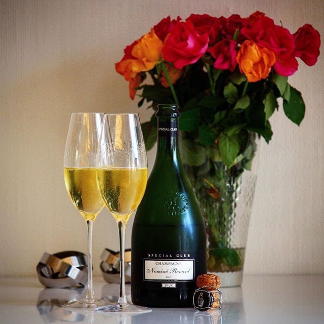 Då var det dags för recension av årets tredje Special Club och jag spoilar direkt - den är riktigt bra! Champagnehuset Nominé-Renard har varit medlem i Club Tresors de Champagne sedan starten 1971 och idag förfogar man över 20 hektar där medelåldern på rankorna är hela 40 år! Nominé-Renard Special Club 2010 (nr 97718; 429 kr) är en härligt ljusgul skapelse med pigga bubblor och en bra balanserad smakpalett. Doften är frisk och diskret med inslag av moget rött äpple, apelsinskal, lättare tropiska frukter och mineral. Smaken är torr och komplex samt följer samma mönster som doften, med krispigt rött äpple, apelsin, mandel och tropiska frukter som primär arom. Den har en lång eftersmak med viss krämighet och en bakomliggande diskret honungston. Perfekt till räkor, sashimi, ostron eller bara att njuta ensamt. Betyget blir 9 (exceptionellt) och jag spår att den nog kommer utvecklas väl under de nästkommande 15 åren.
